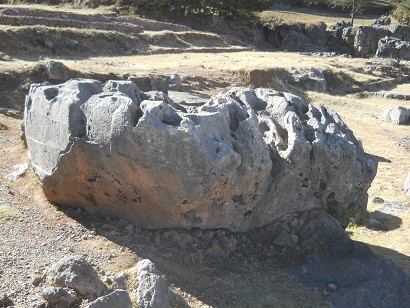 Cusco Sacsayhuam�n 10, Chaosbereich, gewellter Stein mit Thron, Schnitten und L�chern - grosse Schnitte an der Hinterseite, Nahaufnahme 3