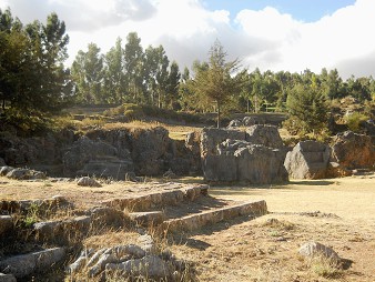 Cusco Sacsayhuam�n, Bereich mit Gigasteinen und Thronen 01