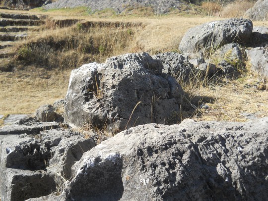 Cusco Sacsayhuam�n: Das Amphitheater, geschmolzene Steine mit L�chern drin 01