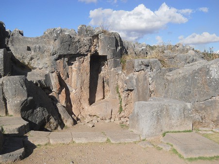 Cusco Sacsayhuam�n: Das Amphitheater, Nische in Form einer T�r mit rechteckigen Schnitten in Schwarz-Rot