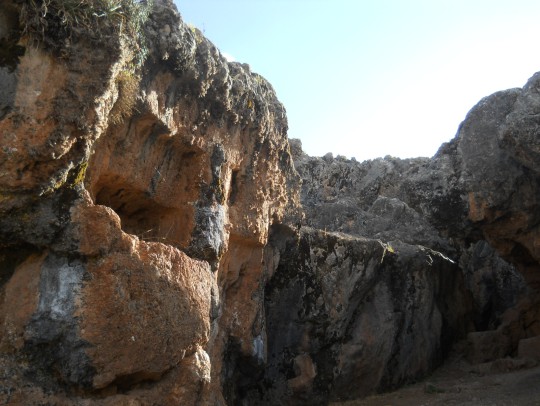 Cusco Sacsayhuam�n, Abschlusszone mit schwarz-rotem Fels mit gigantischer, rechteckiger Nische - grosses Foto