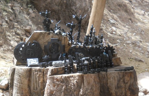 Die
                    Kunsthandwerkwerkstatt von Cusco Sacsayhuam�n:
                    Schwarze Figuren, Nahaufnahme