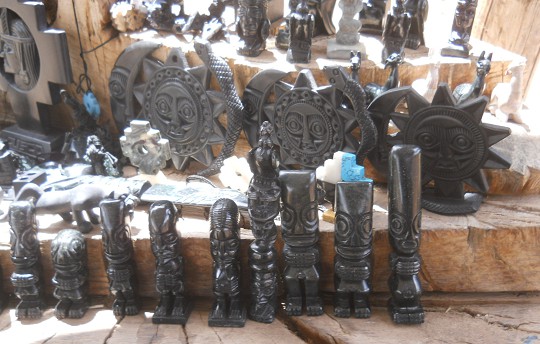 Kunsthandwerkwerkstatt in Cusco
                    Sacsayhuam�n: Schwarze Figuren 01, Inkas oder
                    Ausserirdische - Es waren G�TTER