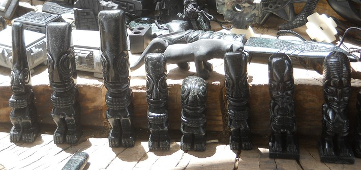 Kunsthandwerkwerkstatt in Cusco Sacsayhuam�n:
                    Schwarze Personenfiguren 02, Ausserirdische
                    Nahaufnahme (Inkas?) - Es waren G�TTER