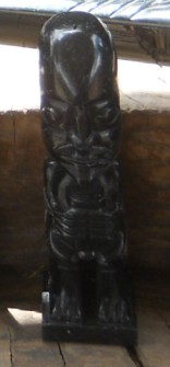 Kunsthandwerkwerkstatt in Cusco
                    Sacsayhuam�n: Ausserirdischer mit spitz zulaufendem
                    Kinn 01 - Es waren G�TTER