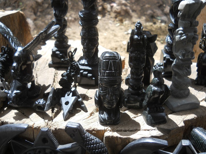 Kunsthandwerkwerkstatt in
                    Cusco Sacsayhuam�n: Schwarze Figuren 03