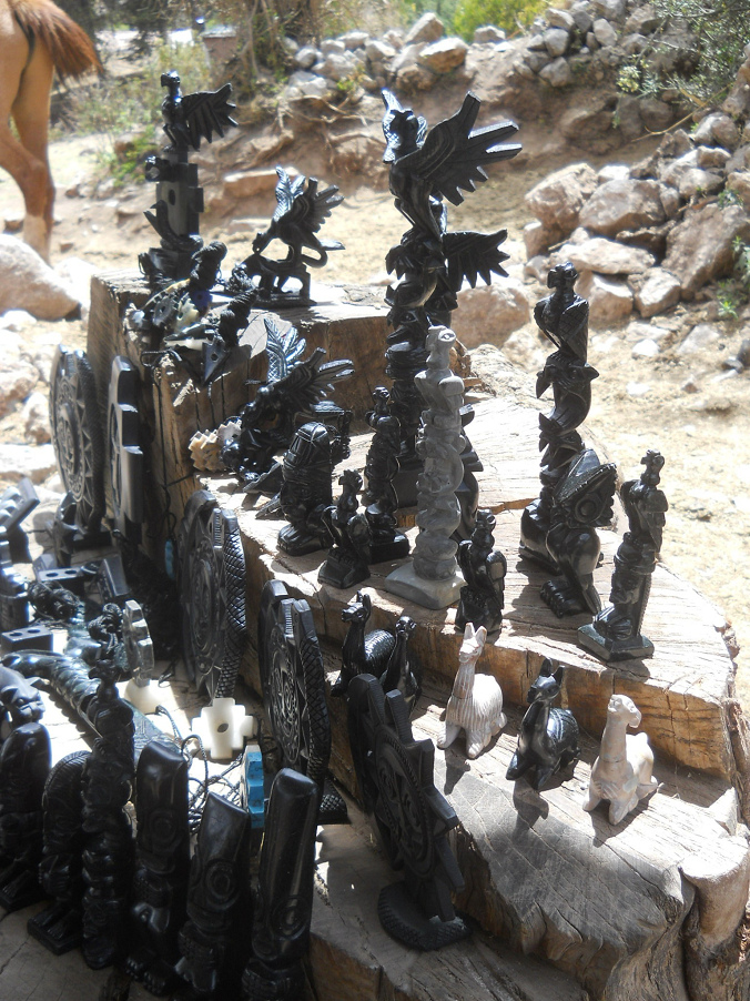 Kunsthandwerkwerkstatt in Cusco Sacsayhuam�n:
                    Schwarze Figuren 04 - und einige weisse Figuren