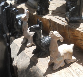 Kunsthandwerkwerkstatt in
                    Cusco Sacsayhuam�n: Schwarze Figuren 05 mit zwei
                    weissen: 3 sitzende Lamas, Seitenansicht