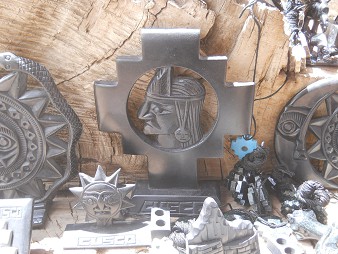 Kunsthandwerkwerkstatt in
                    Cusco Sacsayhuam�n: Kreuz von Mutter Erde 02 in
                    Schwarz mit einem Inkakopf im Zentrum