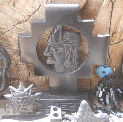 Kunsthandwerkwerkstatt in Cusco Sacsayhuam�n:
                    Kreuz von Mutter Erde 02 in Schwarz mit einem
                    Inkakopf im Zentrum - Nahaufnahme