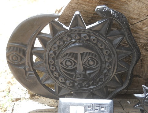 Die Kunsthandwerkwerkstatt
              von Cusco Sacsayhuam�n: Sonne, Mond und Schlange