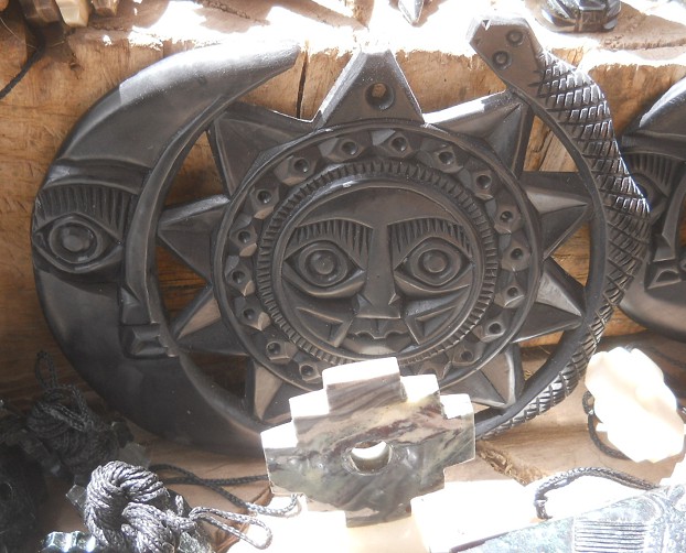 Kunsthandwerkwerkstatt in Cusco
                    Sacsayhuam�n: Figurenkombination mit einem Mond mit
                    Gesicht, mit einer Sonne mit Gesicht und einer
                    Schlange 02 - Nahaufnahme