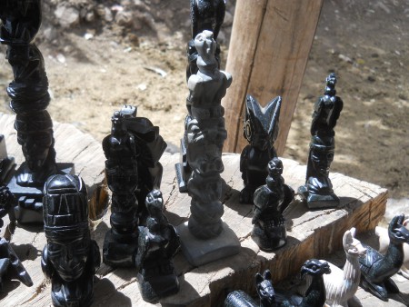 Kunsthandwerkwerkstatt in Cusco Sacsayhuam�n,
                    schwarze Figuren 06 und eine in Grau