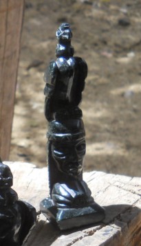 Kunsthandwerkwerkstatt in Cusco Sacsayhuam�n,
                    schwarze Figuren 06: Ein Adler auf einem Frauenkopf