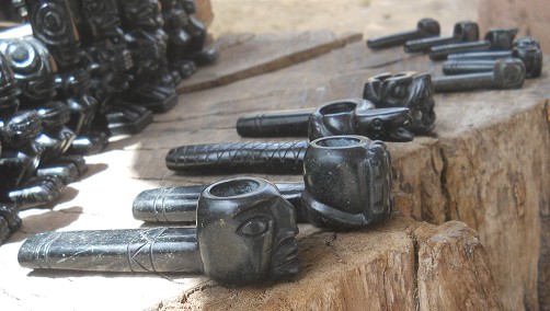 Kunsthandwerkwerkstatt in Cusco Sacsayhuam�n,
                    schwarze Pfeifen 02 - Nahaufnahme