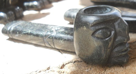 Kunsthandwerkwerkstatt in Cusco
                    Sacsayhuam�n, schwarze Pfeife mit einem
                    M�nnergesicht mit Hakennase