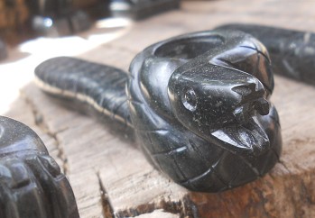 Kunsthandwerkwerkstatt in Cusco Sacsayhuam�n,
                    schwarze Pfeife mit einer Schlange