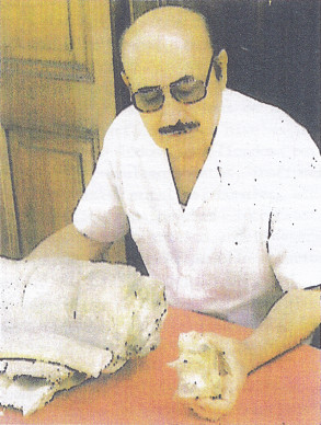 Sr. Cabrera mostrando v�rtebras
                dorsales de dinosaurios