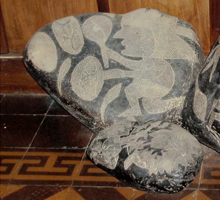 El sabio con una lupa con los huevos de
                            la creaci�n con un lagarto y con un hombre
                            adentro
