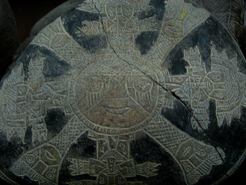 Y hay otra piedra del sol m�s, ahora
                            con dioses del sol
