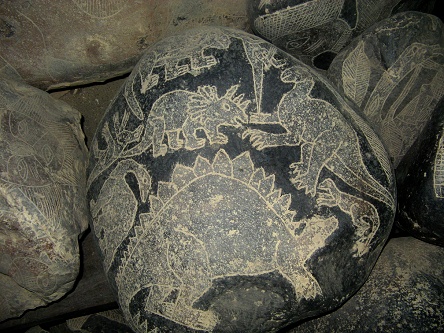 Piedra con dinosaurios diversos 01