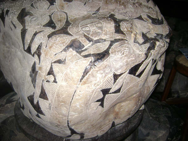 Detalle, un
                          dinosaurio grande (mezcla de Stegosaurus con
                          Camarasaurus o Brontosaurus)