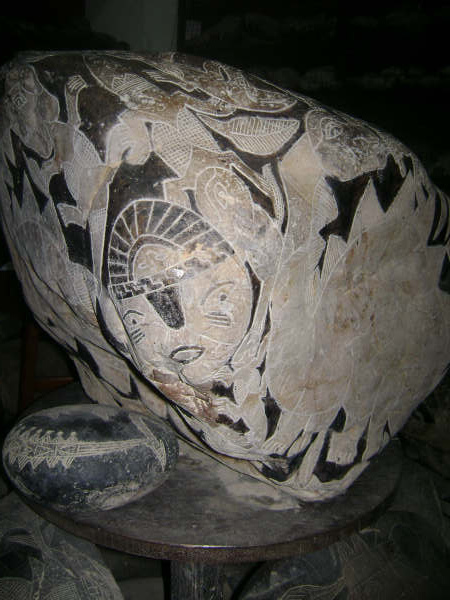 Detalle de una
                          cara grande al reves de la piedra