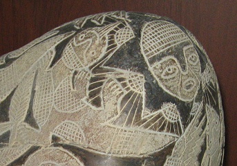 Detalle de los soles en la piedra