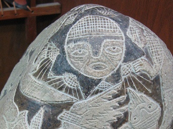 Detalle de los soles en la piedra,
                            vista de frente