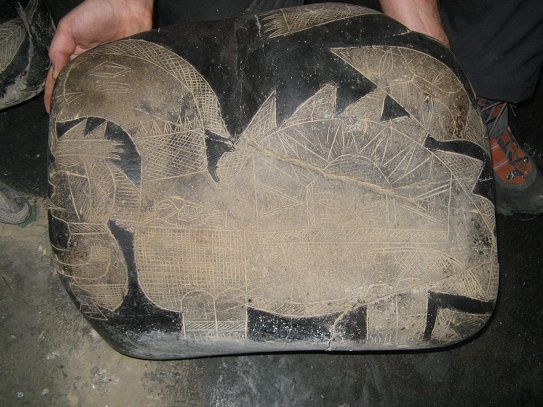 Dinosaurio con cara humana puntada (�el
                            sol?) en la panza, con un p�jaro en el
                            cuello, y un sabio