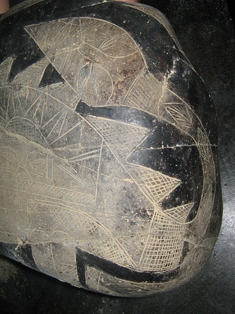 La cabeza apuntada en la panza del
                            dinosaurio, y la cola del dinosaurio tiene
                            otra cara m�s, primer plano