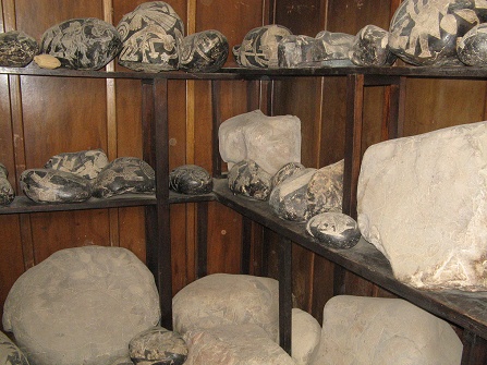 Piedras con figuras de las l�neas de
                          Nazca en la repisa