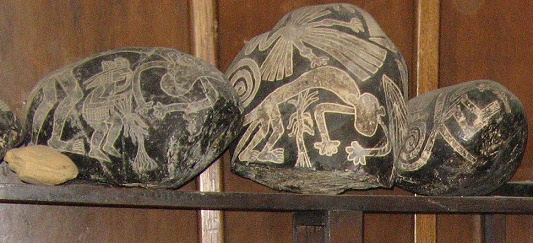 Piedras con figuras de las l�neas de
                          Nazca en la repisa, grupo 01