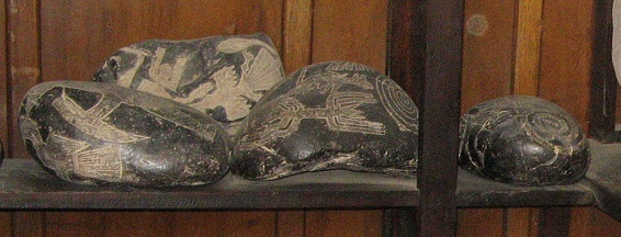 Piedras con figuras de las l�neas de
                          Nazca en la repisa, grupo 02