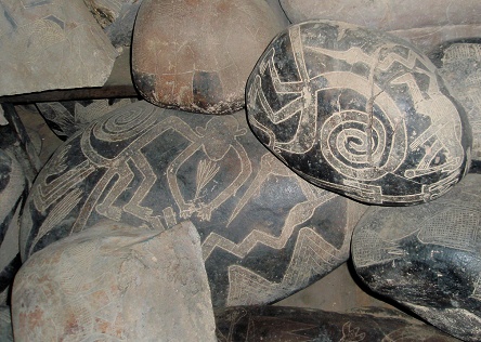 Piedras grabadas con figuras del mono de
                          Nazca, y en la piedra derecha se ve tambi�n el
                          alcatr�z, el lagarto y un astr�nomo con
                          telescopio