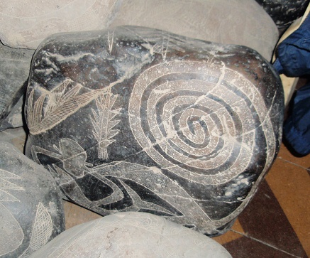 Piedra con el mono de las l�neas de Nazca
                          y con un �rbol