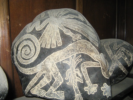 Piedra con el mono y el c�ndor de las
                          l�neas de Nazca y con un �rbol
