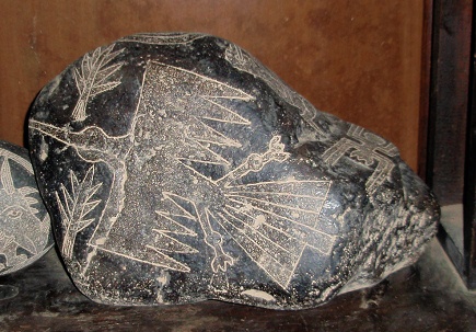 Piedra con el c�ndor de las l�neas de
                          Nazca y con �rboles, primer plano