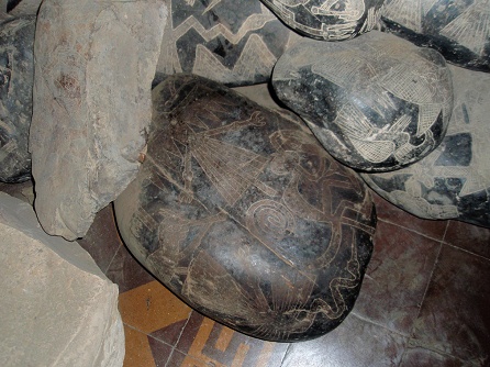 Piedra con l�neas de Nazca mono, alcatr�z
                          y c�ndor, juntos con un astr�nomo con
                          telescopio 02