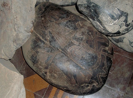 Piedra con l�neas de Nazca mono, alcatr�z
                          y c�ndor, juntos con un astr�nomo con
                          telescopio, primer plano 02