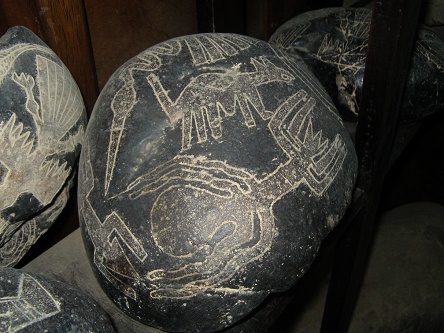 Piedra con l�neas de Nazca con lagarto,
                          ara�a, perro y alcatr�z