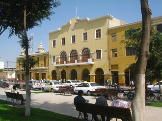 El museo de
                            piedras en la plaza de armas de Ica en 2010
                            con fachada amarilla (edificio al fondo)