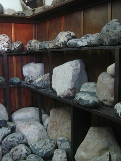 Una repisa
                            con piedras grabadas