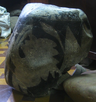 Piedra de
                            astronom�a grande, astr�nomo grande con
                            telescopio 02, primer plano