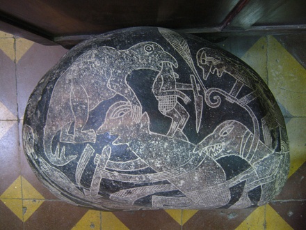 Dinosaurio (similar a Tenontosaurus)
                            matando hombre (arriba), y hombre matando
                            saurio (abajo) 01