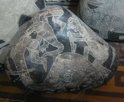 Dinosaurio (Brontosaurus o
                            Camarasaurus) matando hombre, y otro hombre
                            ataca el dinosaurio