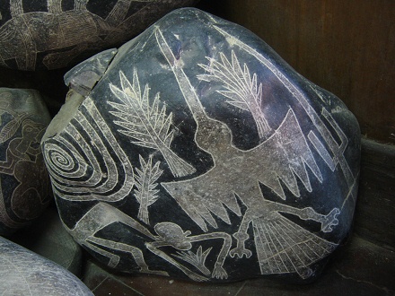 Piedra con el c�ndor y el mono de las
                            l�neas de Nazca