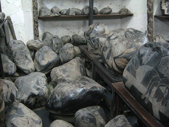 Piedras grabadas en el piso 02