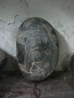 Dinosaurio (Hypsilophodon?) con con
                            puntos, circulos con oja