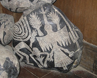 Piedra con
                          figuras de Nazca: mono, c�ndor y lagarto